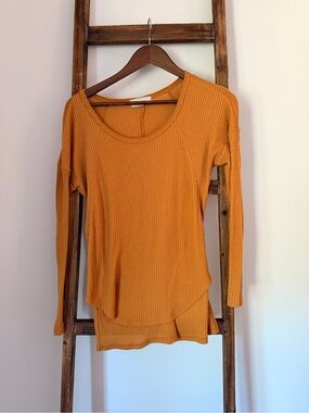 Ribbed Long-Sleeve Scoop Neck Top in Mustard